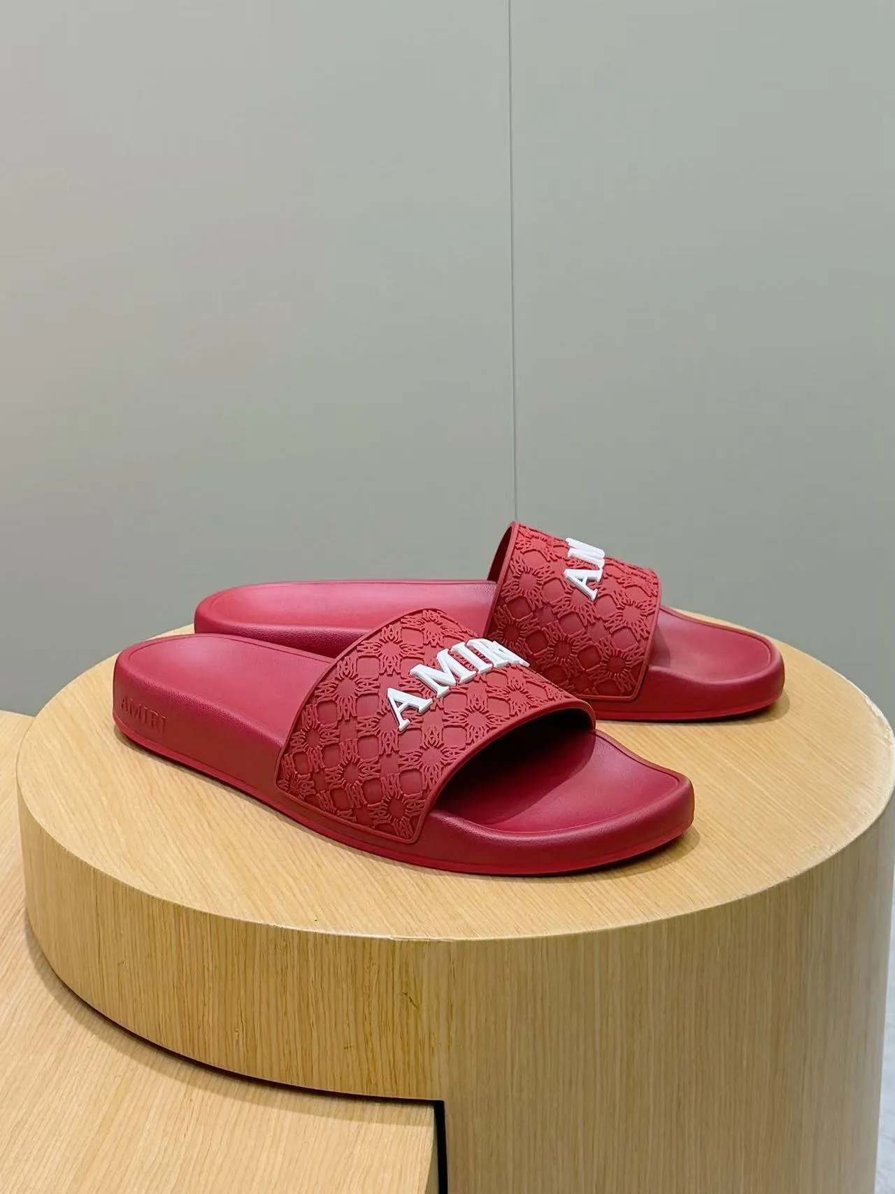 [AMIRI* Emil] P: 300💰 Size: 39-45 Official website new original 1:1 AMIRI* Emil classic men's slippers, high-end boutique, original material, TPU upper, foam bottom, fine workmanship, casual, loose and comfortable, a must-have in summer.
